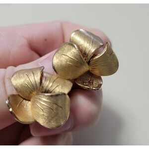 Vintage‎ CORO Signed Gold Tone 1960's Flower Clip On Earrings